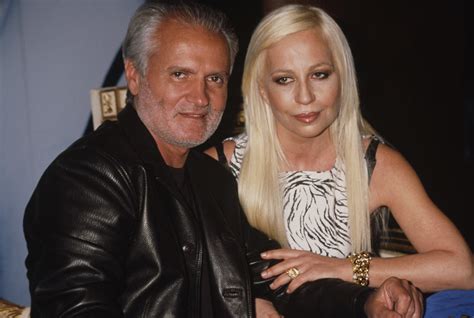 stilista morto gruppo versace|Gianni Versace: vita, morte, assassinio del celebre stilista italiano.